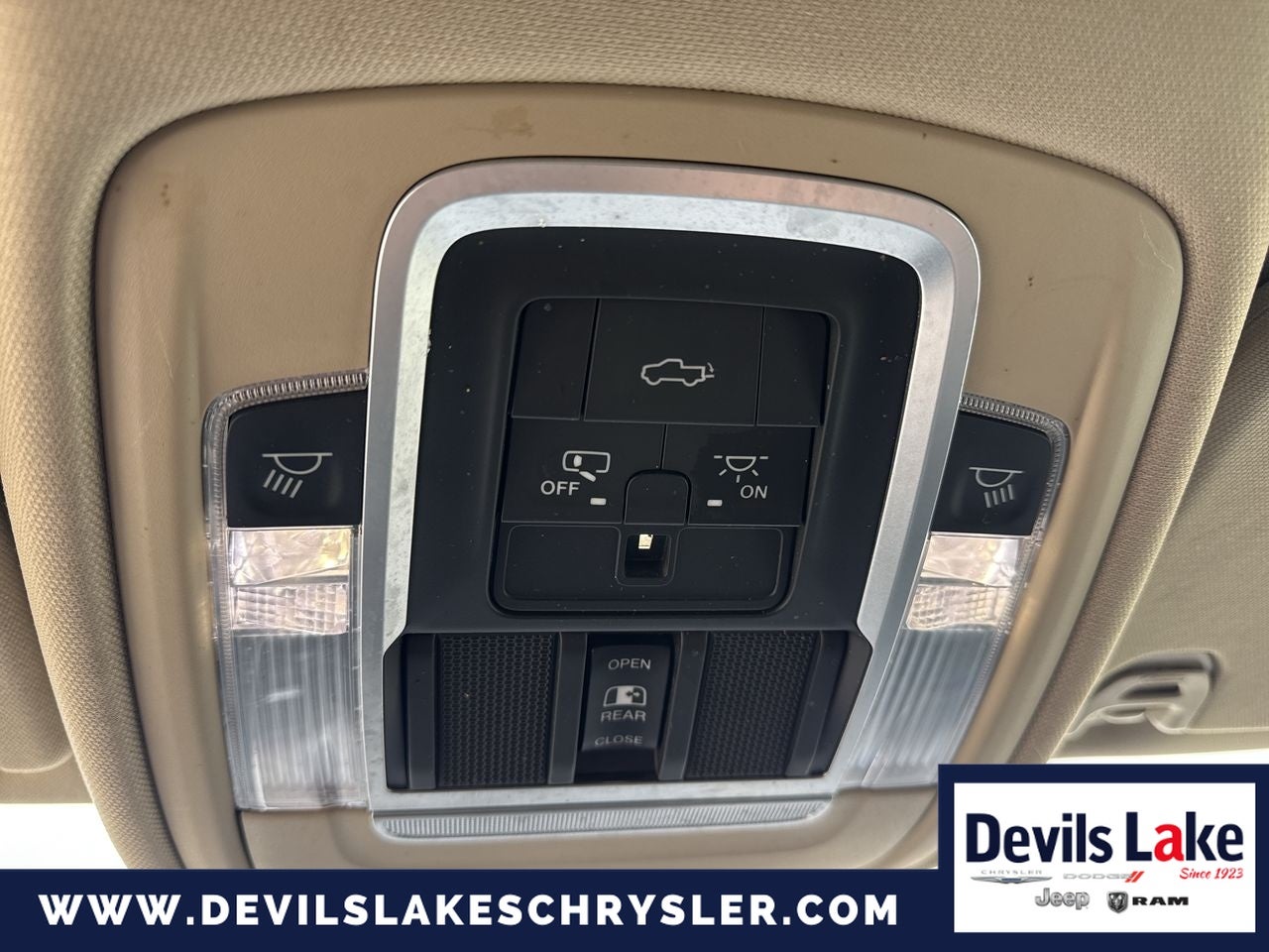 2020 RAM 1500 Laramie Crew Cab 4x4 5'7' Box