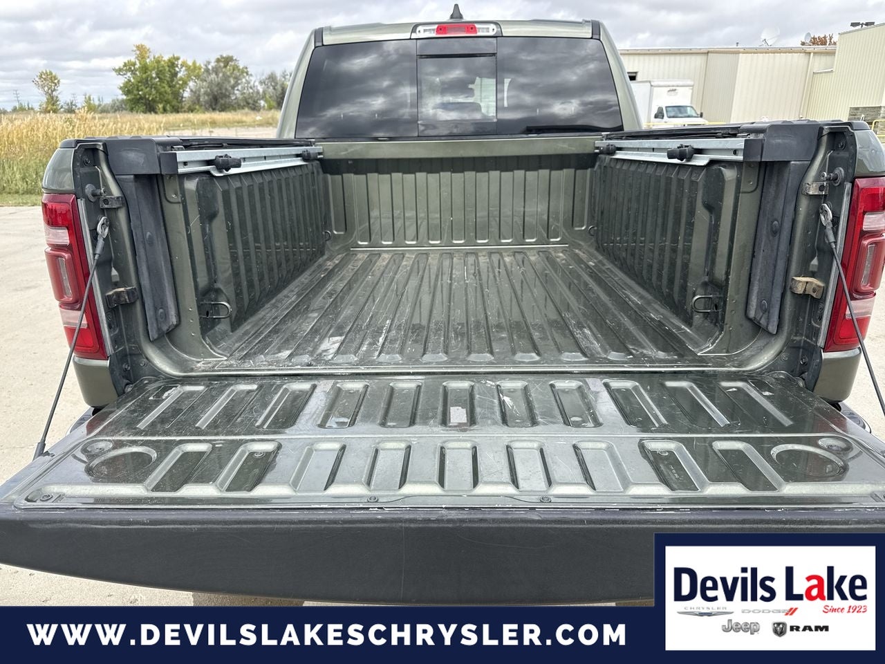 2020 RAM 1500 Laramie Crew Cab 4x4 5'7' Box